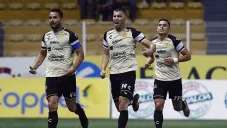 Jugadores de Dorados festejan un gol