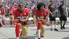 Kaepernick se arrodilla durante una ceremonia protocolaria de la NFL