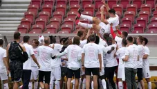 Mario Gomez es felicitado por sus compañeros por su trayectoria