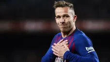Arthur en partido con Barcelona
