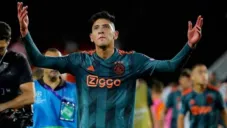 Edson Álvarez durante un partido del Ajax