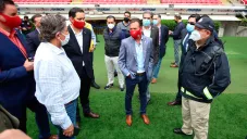 Pablo Lemus, en el césped del Estadio Akron