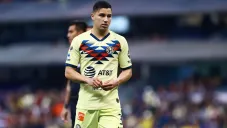 Jorge Sánchez durante un duelo con América