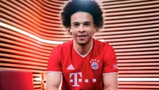 Leroy Sané posa con la camiseta del Bayern Munich