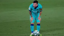 Messi se prepara para ejecutar un tiro libre