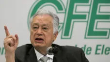 El titular de la Comisión Federal de Electricidad, Manuel Bartlett Díaz