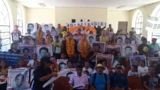 Investigadores del GIEI con los familiares de los 43 normalistas desaparecidos