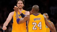 Pau Gasol festeja una naotación con Kobe Bryant