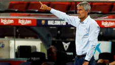 Quique Setién dando indicaciones en un duelo del Barcelona