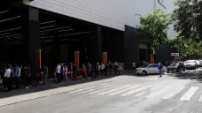 Personas hacen largas filas para ingresar a Parque Delta