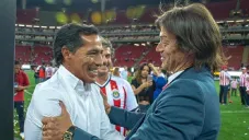 Matías Almeyda junto a Benjamín Galindo en el Akron
