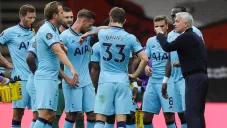 Mourinho les da indicaciones a sus jugadores en Premier