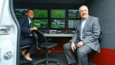 Arturo Brizio en una camioneta del VAR