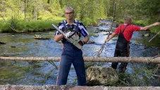 Haaland cortando leña