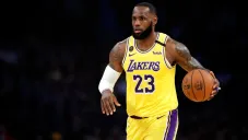 Lebron James durante un partido con los Lakers