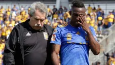 Julián Quiñones, se lamenta tras una lesión