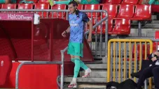 Gareth Bale sale del campo al descanso