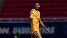 Javier Aquino durante un duelo con los Tigres