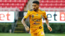 Javier Aquino , en un duelo con los Tigres