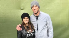 Aaron Rodgers junto a Danica Patrick
