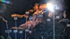 VIDEO: Aficionados rentaron 18 grúas para ver carrera afuera del estadio