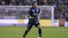 Omar Arellano en partido con Gallos Blancos