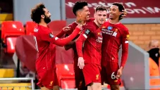Jugadores del Liverpool festejan un tanto ante el Chelsea