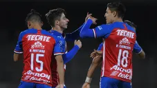 Jugadores de Chivas celebran un gol en Copa por México