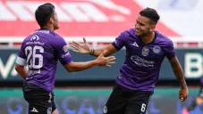 Jugadores de Mazatlán celebran un gol