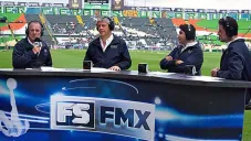 Orvañanos y su equipo de Fox Sports en un juego de León