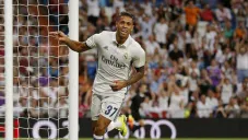 Mariano Díaz durante un duelo con el Real Madrid