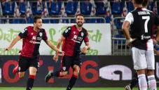 Jugadores de Cagliari festejan gol a la Juventus