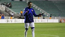 Gansito Hernández festeja en un partido con Correcaminos