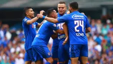 Jugadores de Cruz Azul festejan un tanto en el Estadio Azteca