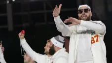 NFL: Travis Kelce utilizó Jersey del América en reunión del equipo