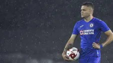 Jonathan Rodríguez en un partido con Cruz Azul