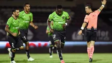 Eryc Castillo celebra su anotación con Bravos