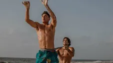 Edson Álvarez y Rojo de la Vega en práctica