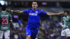 Milton Caraglio celebrando una anotación con Cruz Azul