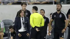 Matías Almeyda en reclamos con los árbitros