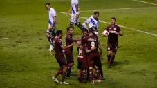 Jugadores de Cruz Azul celebran una anotación