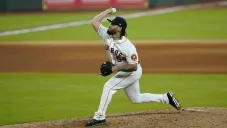 Roberto Osuna en partido con Astros