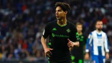 Diego Lainez en un juego con el Betis