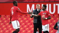 Paul Pogba sale de cambio en un duelo del Manchester United