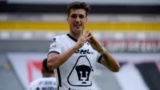 Juan Ignacio Dinenno festeja un gol con Pumas