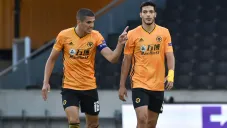 Jiménez y Coady platican en un juego del Wolverhampton