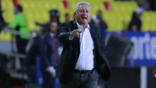 Vucetich dirigiendo un partido de la Liga MX