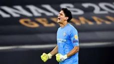 Yassine Bono festeja la atajada del penalti de Jiménez