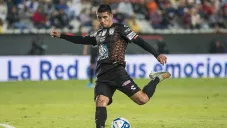 Víctor Guzmán en partido con Pachuca