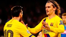 Antoine Griezmann festeja un tanto con Lionel Messi